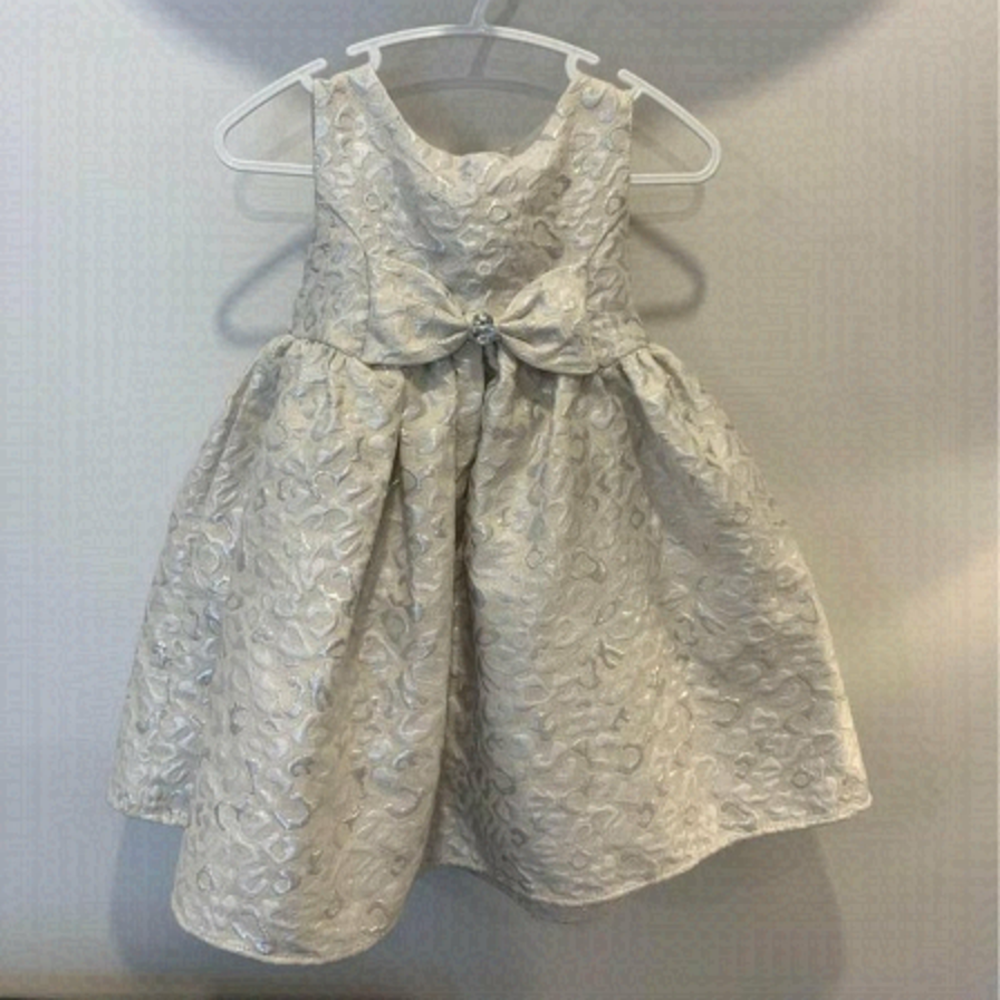 🎀GIRLS “Katie M” dress! Size 2T. White/silver. Crinoline underneath. Bow…